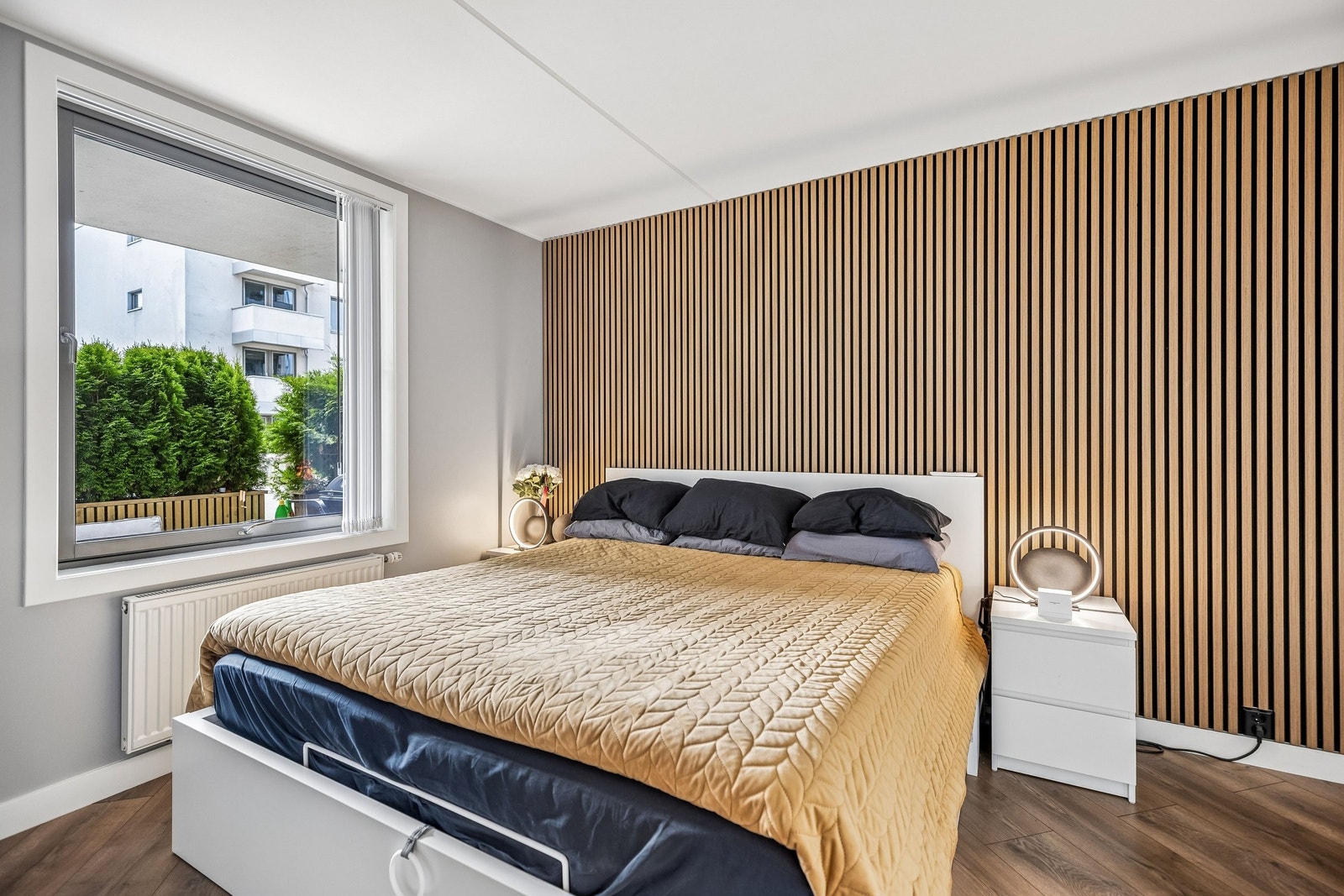 Praktisk og godt utnyttet soverom med ca. 4 m² oppbevaringsplass, samt ekstra lagring i sengen. Hekken utenfor skjermer godt og gir minimalt med innsyn. Galleribilde