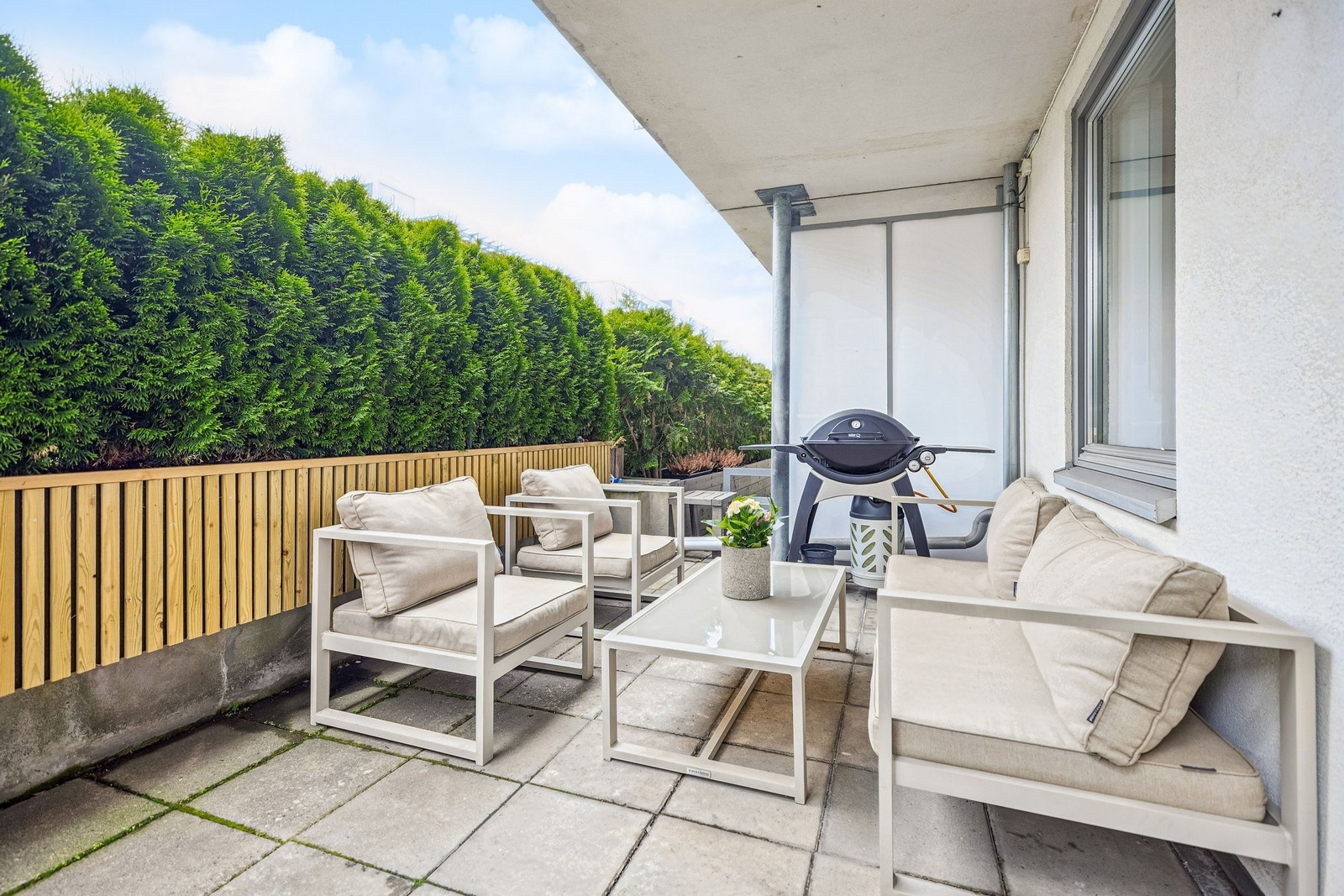 Et hyggelig og skjermet grillområde – perfekt for lange sommerkvelder ute. Galleribilde
