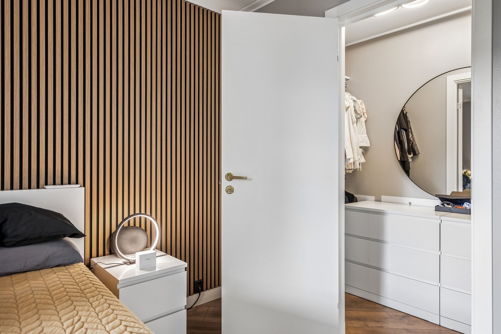 Fra soverommet er det direkte adkomst til et romslig walk-in-closet med god belysning og rikelig med oppbevaringsplass, samt en praktisk sone for sminke og personlig stell. Galleribilde