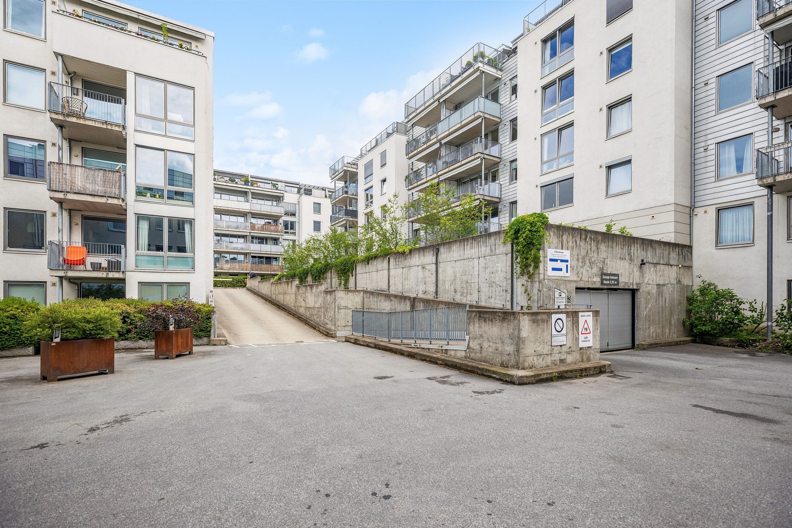 Myhrens Verksted er et trivelig og særpreget sted å bo – urbant og rått, men samtidig grønt og frodig. Sameiets engasjerte hagegruppe bidrar til et velstelt og innbydende gårdsmiljø gjennom sesongen. Galleribilde