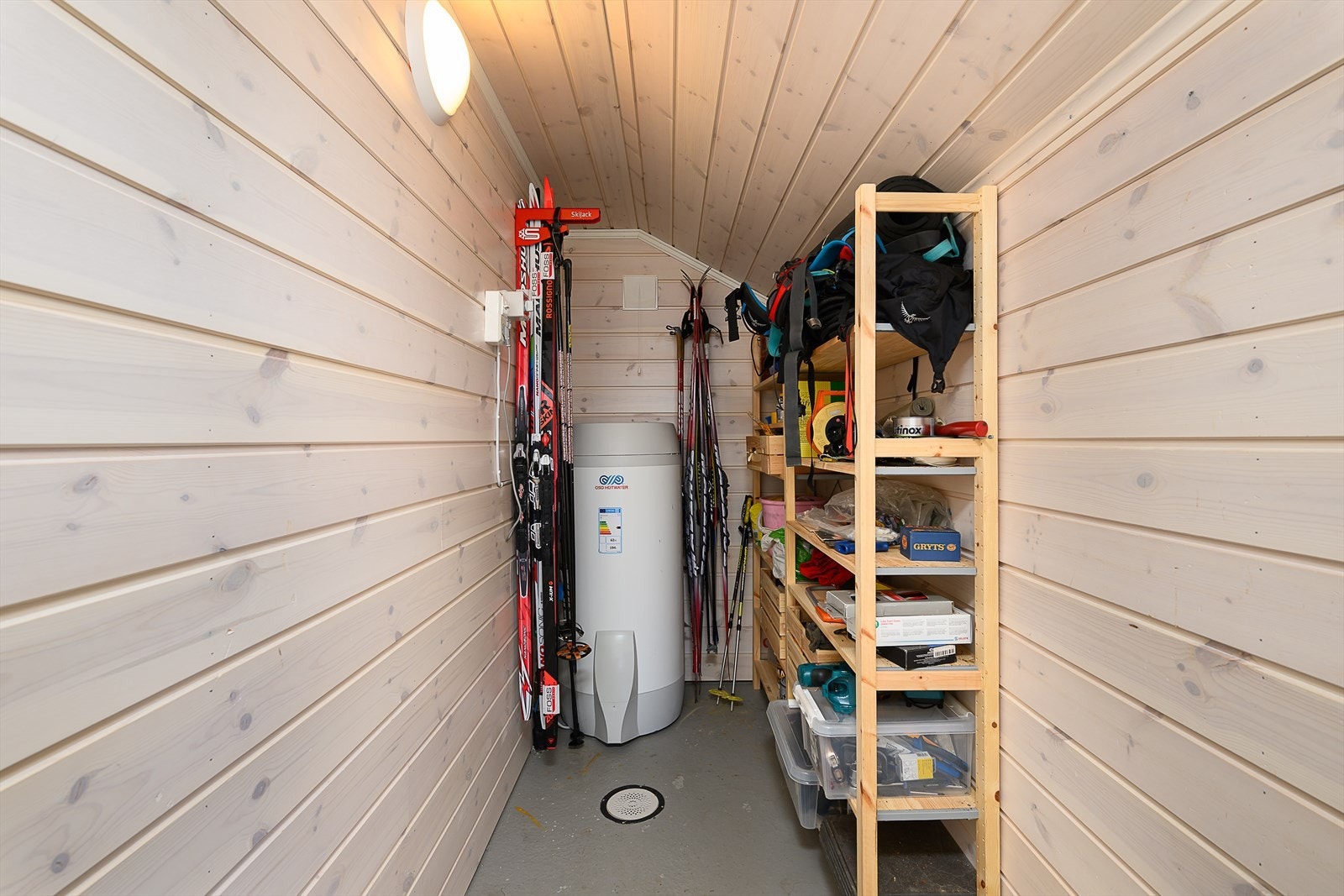 I forbindelse med inngangspartiet er det en praktisk utvendig bod med plass til lagring Galleribilde