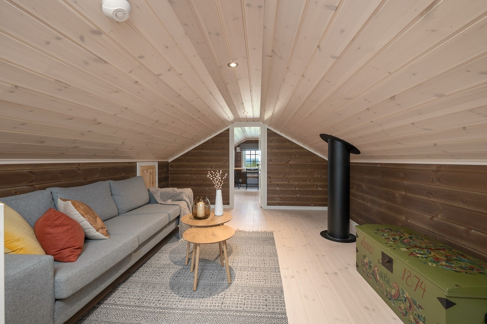 Hemsen i hytta er innredet med 2 rom og en loftstue. En kjærkommen og fin ekstra oppholdsplass når en er mange på hytta. Det er kneloft på siden for lagring. Galleribilde