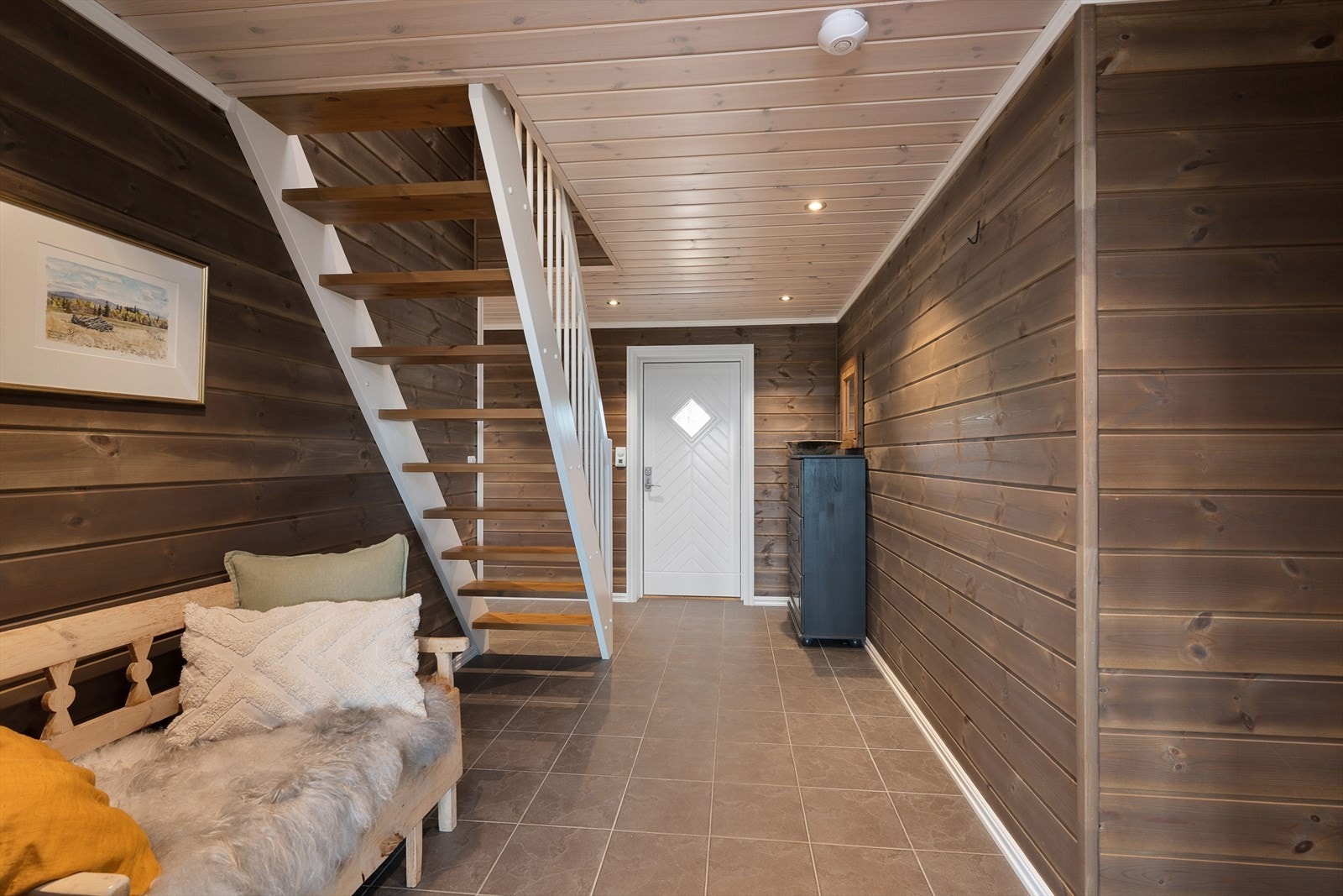 Gangen har innfelte downlights og god plass til å henge fra seg yttertøy Galleribilde