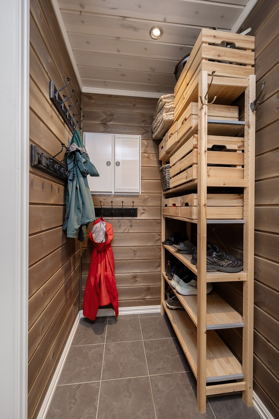 I forbindelse med gangen er det en egen nisje som fint kan benyttes til garderobe Galleribilde