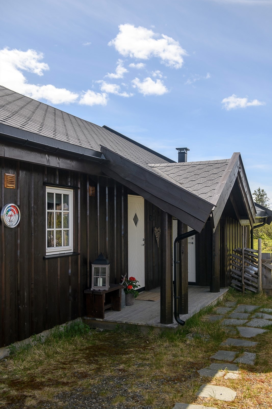 Overbygd inngangsparti som fører inn til en romslig entré. Galleribilde