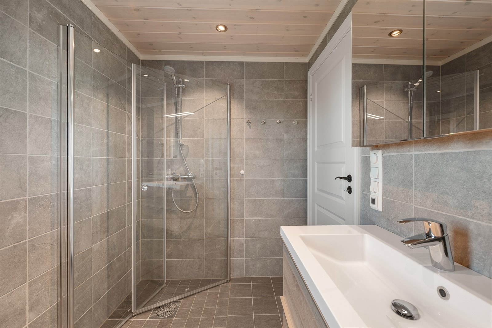Badet har dusjhjørne med praktiske, innfellbare glassdører. Galleribilde