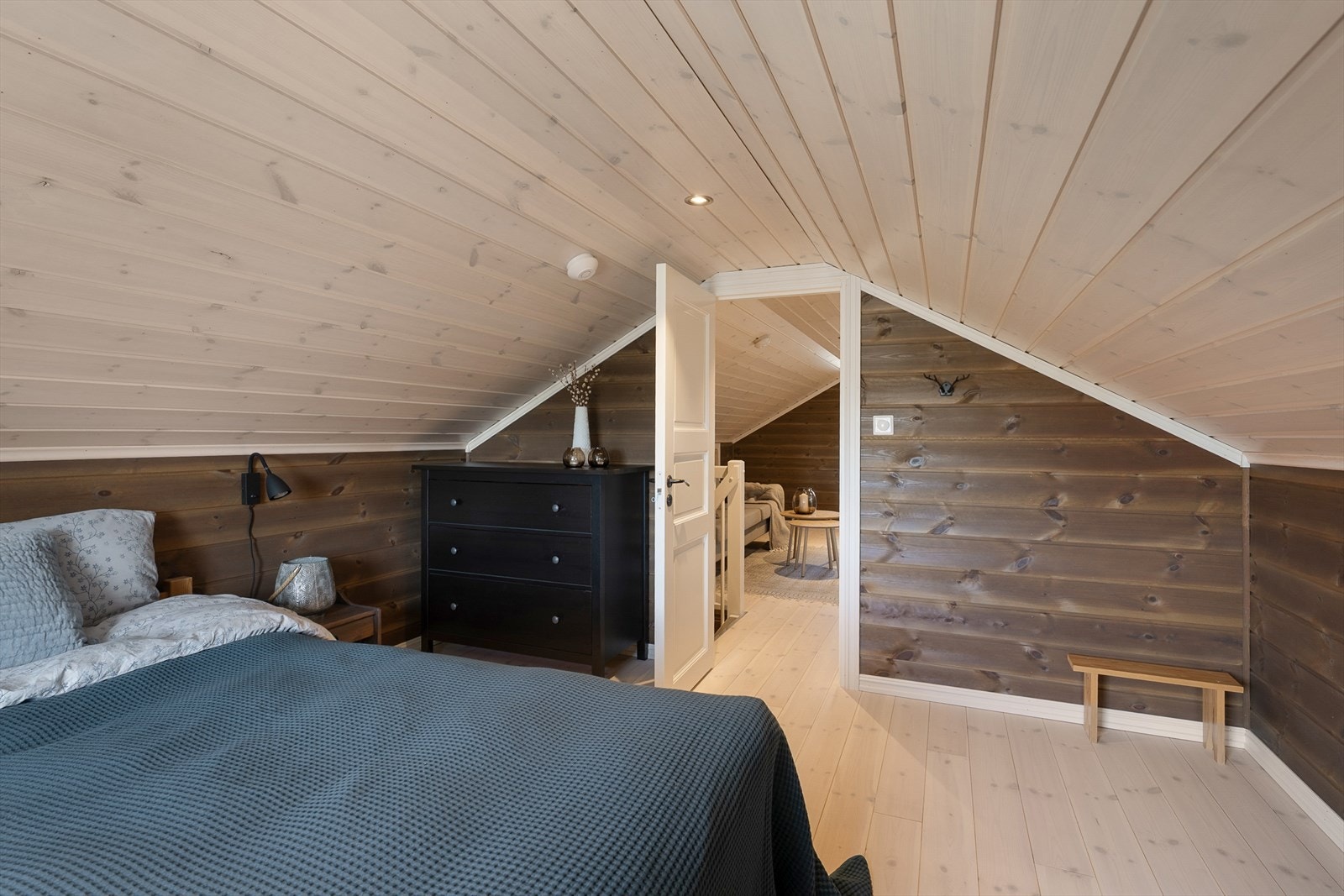 Fra det ene rommet sett mot loftstue Galleribilde