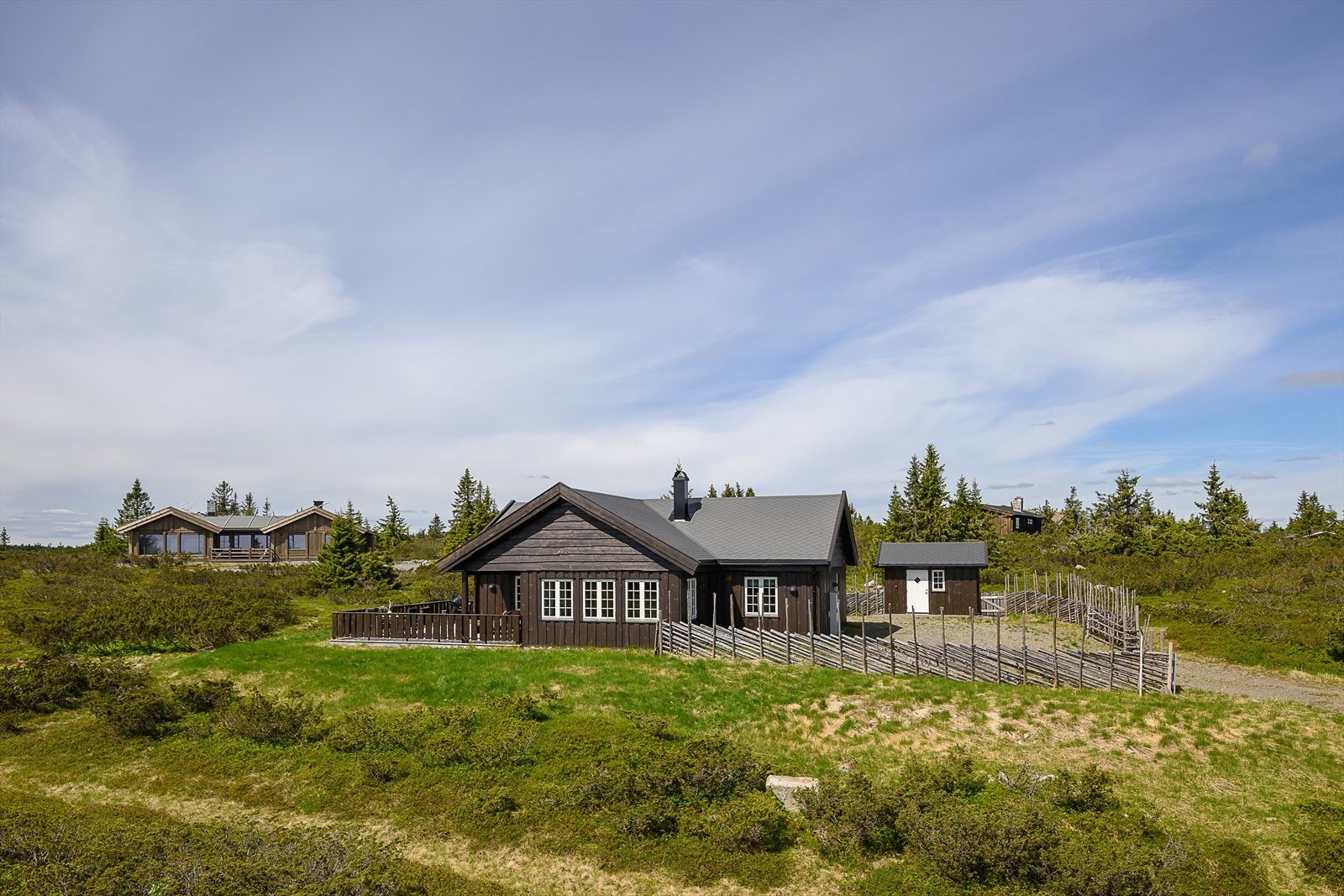 Eiendommen er omkranset av et tradisjonelt skigardgjerde. Galleribilde