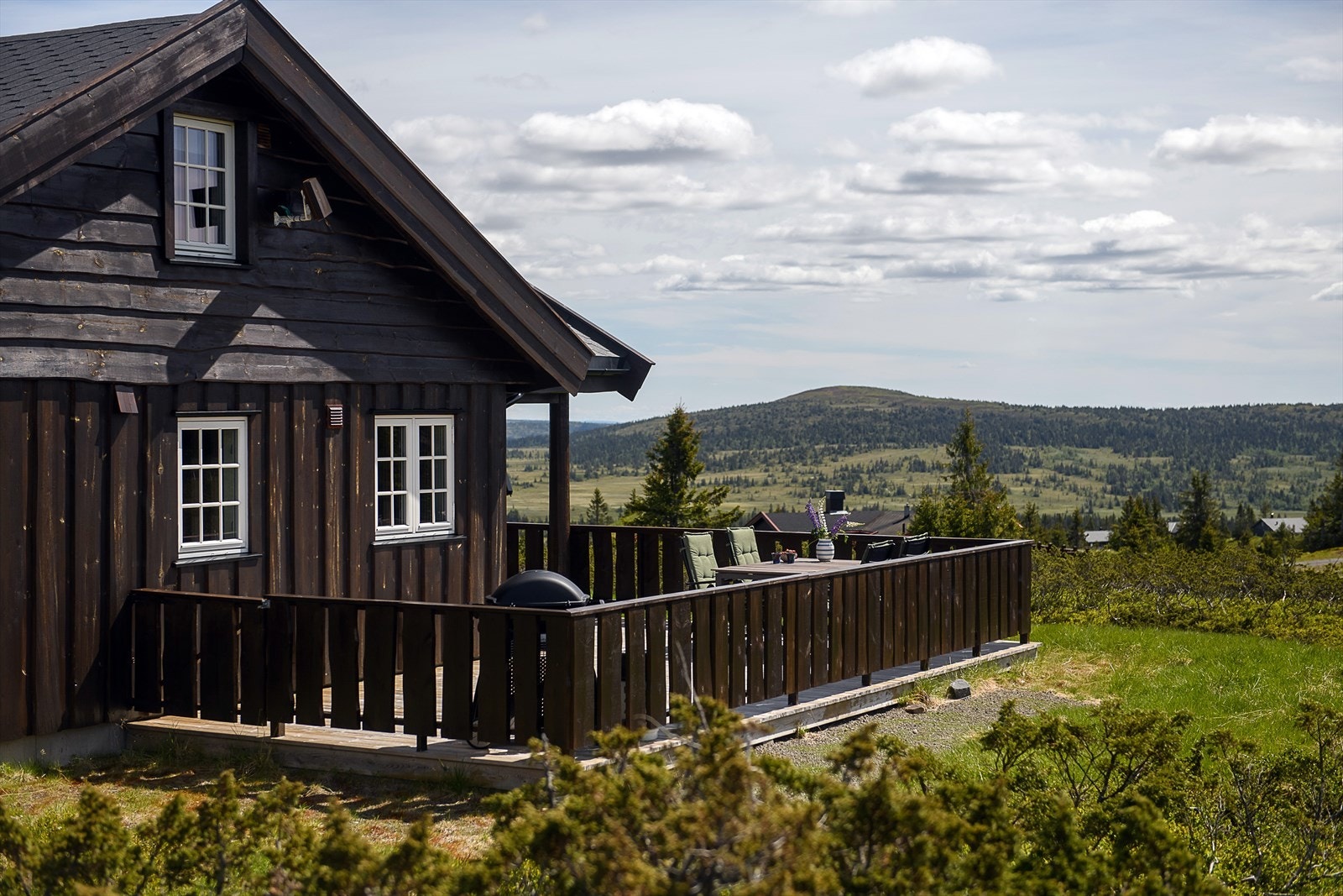 Terrassen strekker seg rundt deler av hytta og gir flott utsyn over landskapet. Galleribilde