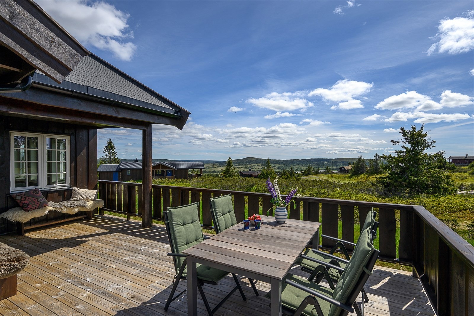 Nyere hytte fra 2018 med moderne standard, stor terrasse og vidstrakt utsikt over fjellandskapet. Galleribilde