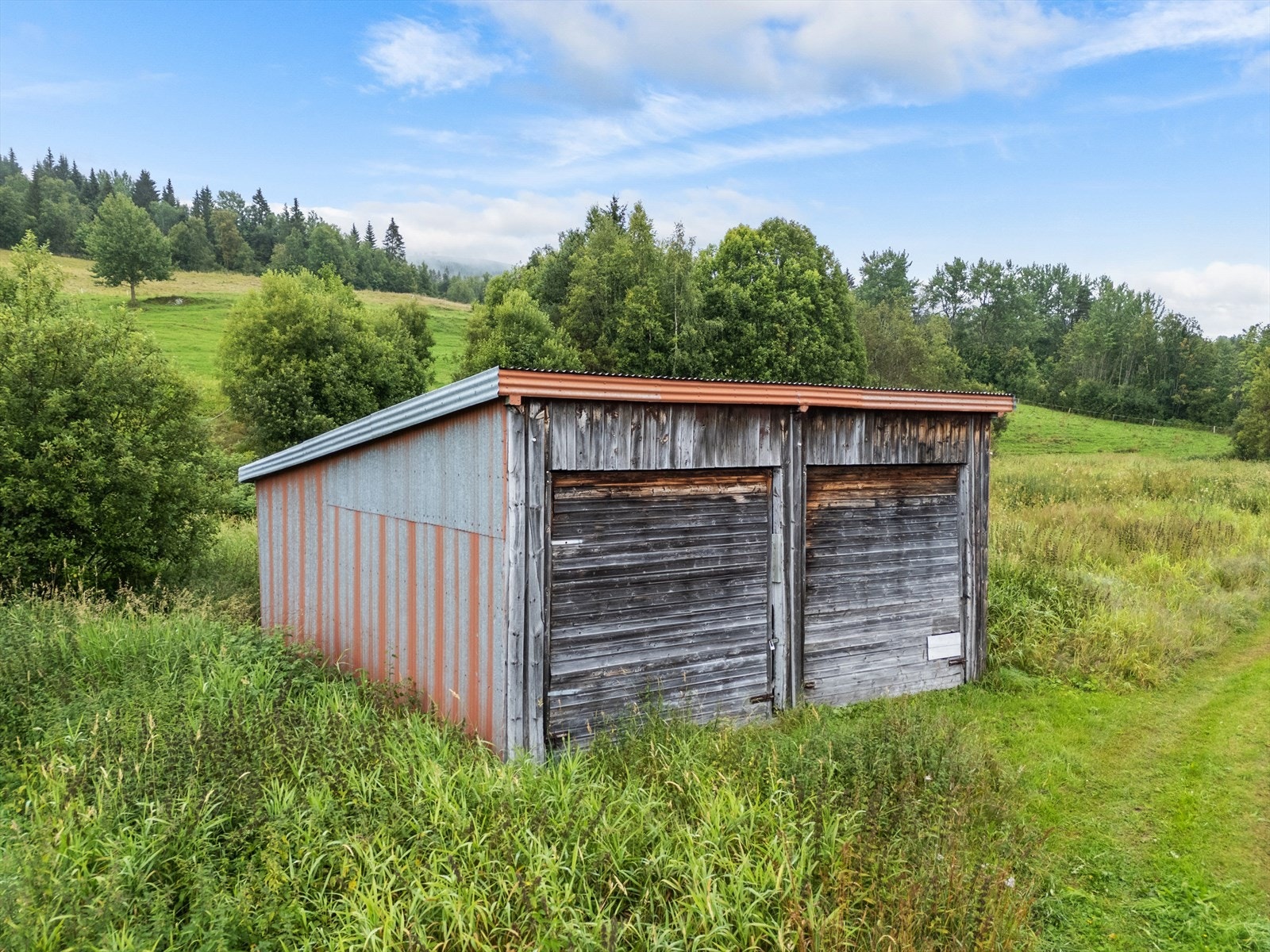 Det er også en dobbelgarasje ved adkomsten fra veien. Galleribilde