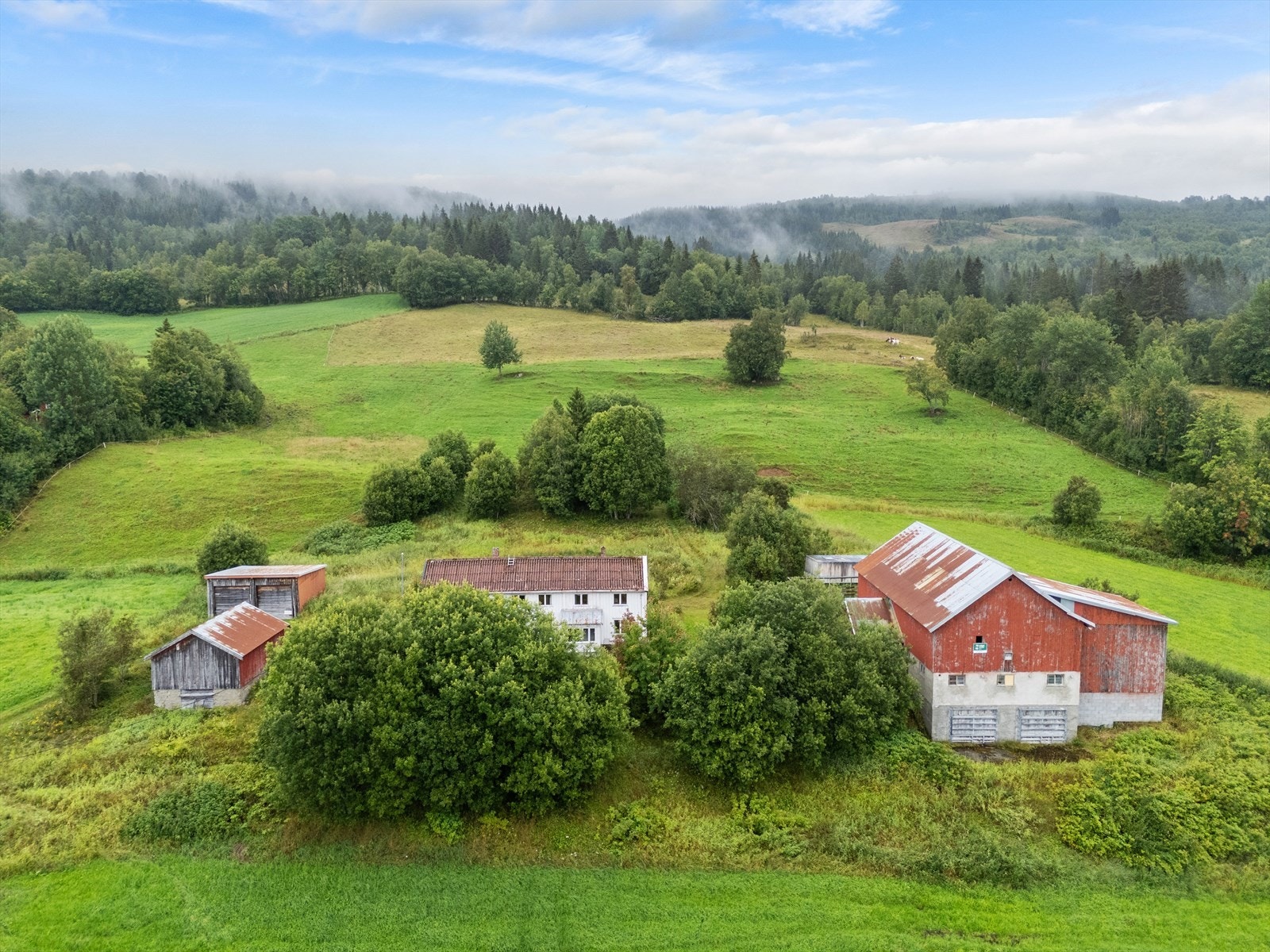Det er privat vann til eiendommen, dog megler og selger har lite/ingen kunnskap om vannopplegget utover dette. Galleribilde