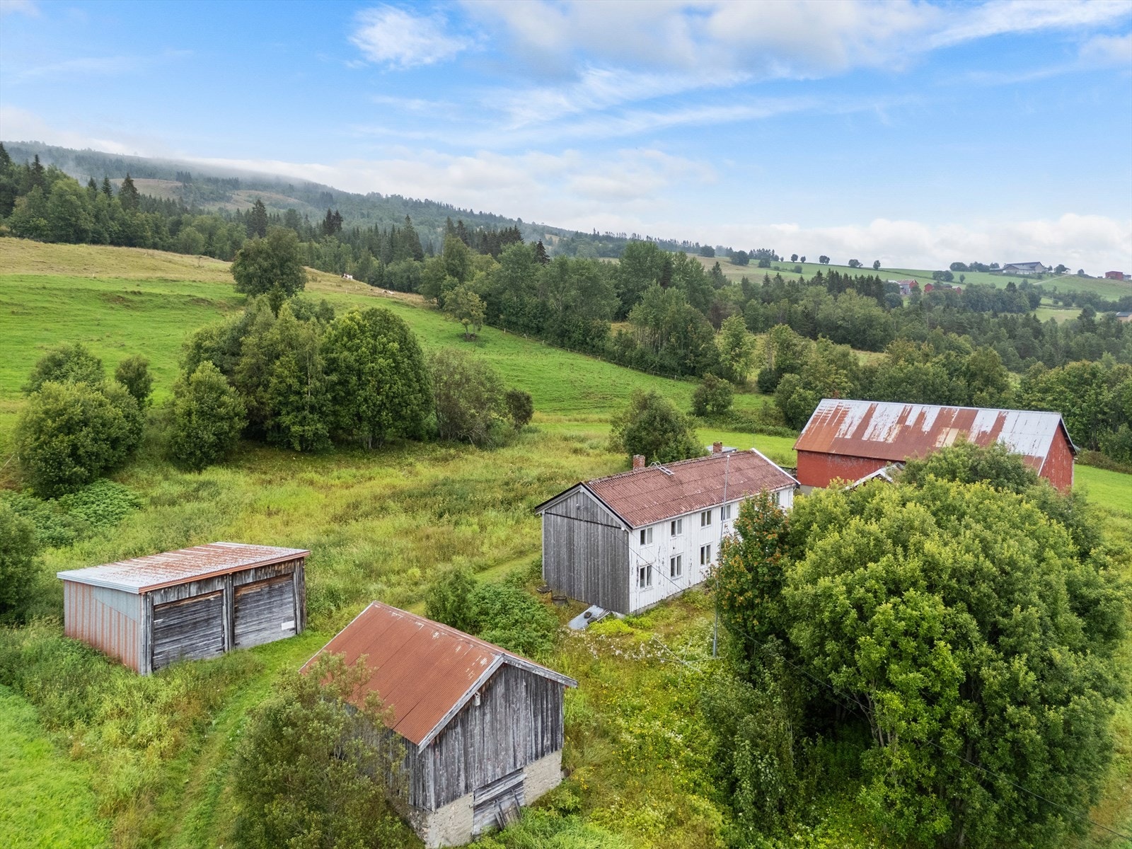 Eiendommen har et enormt potensiale med hensyn på tomtens størrelse, beliggenhet og mengden med bygningsmasse. Galleribilde