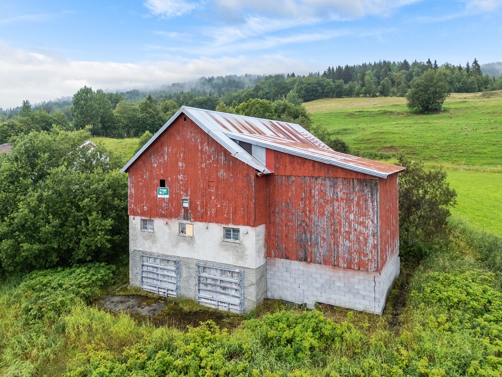 Tilbygget på låven er en innendørs silo som trenger restaurering før den kan tas i bruk. Galleribilde