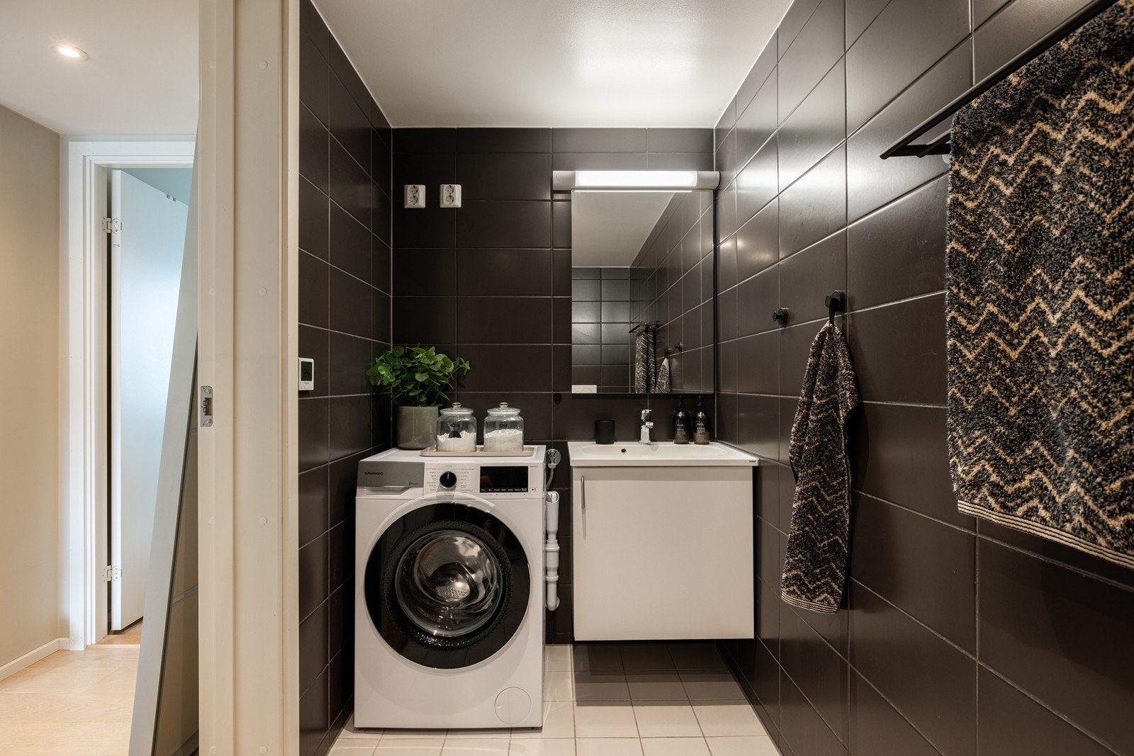 Badet har servantinnredning, speil, opplegg for vaskemaskin og balansert ventilasjon Galleribilde