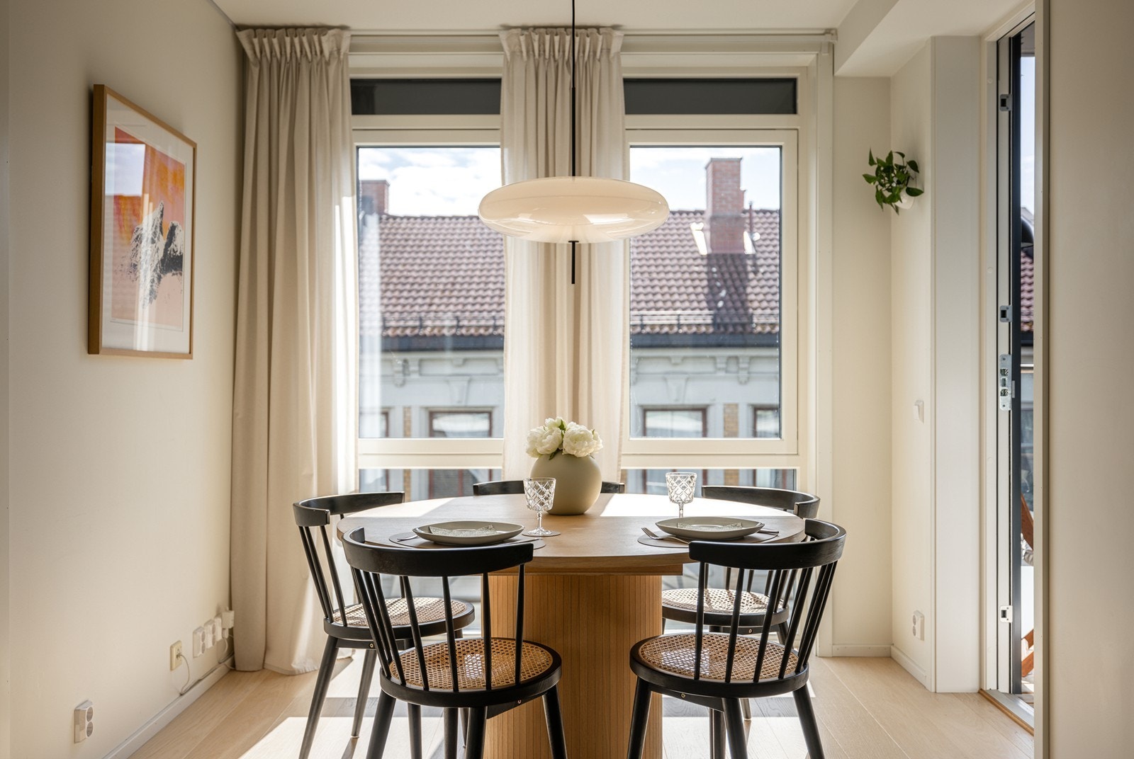 Planløsningen gir god plass rundt spisebordet og fungerer fint ved større sammenkomster Galleribilde