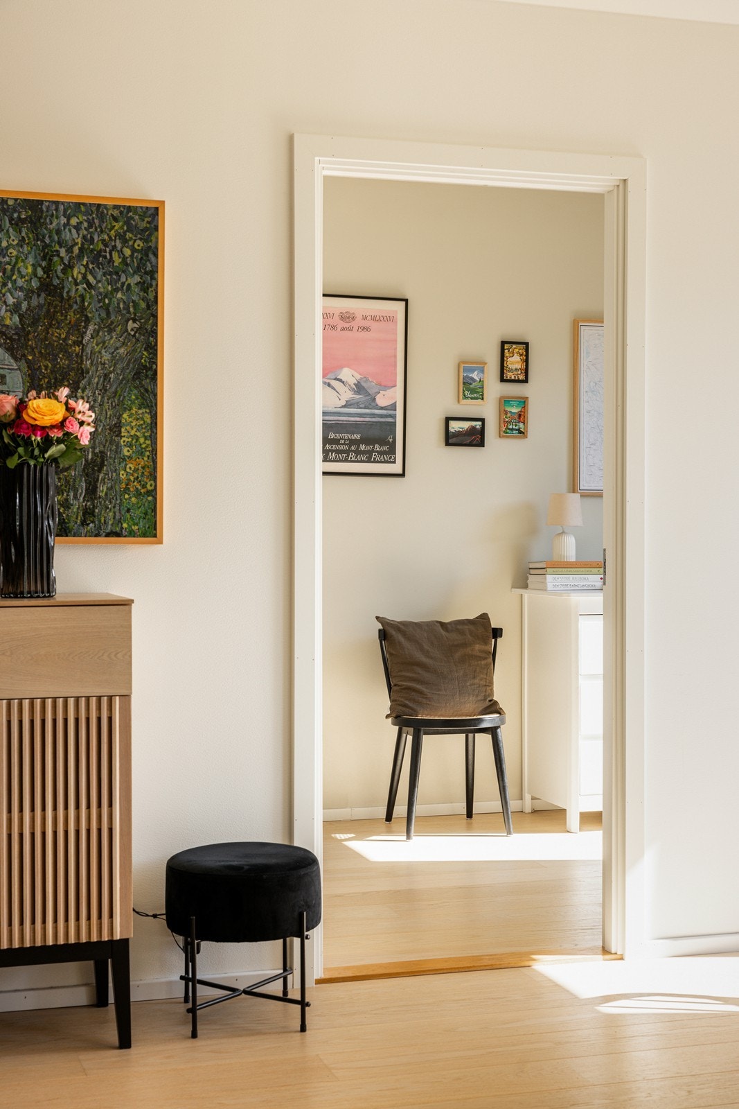 Entréen binder sammen de to soverommene, badet og oppholdsrommet Galleribilde