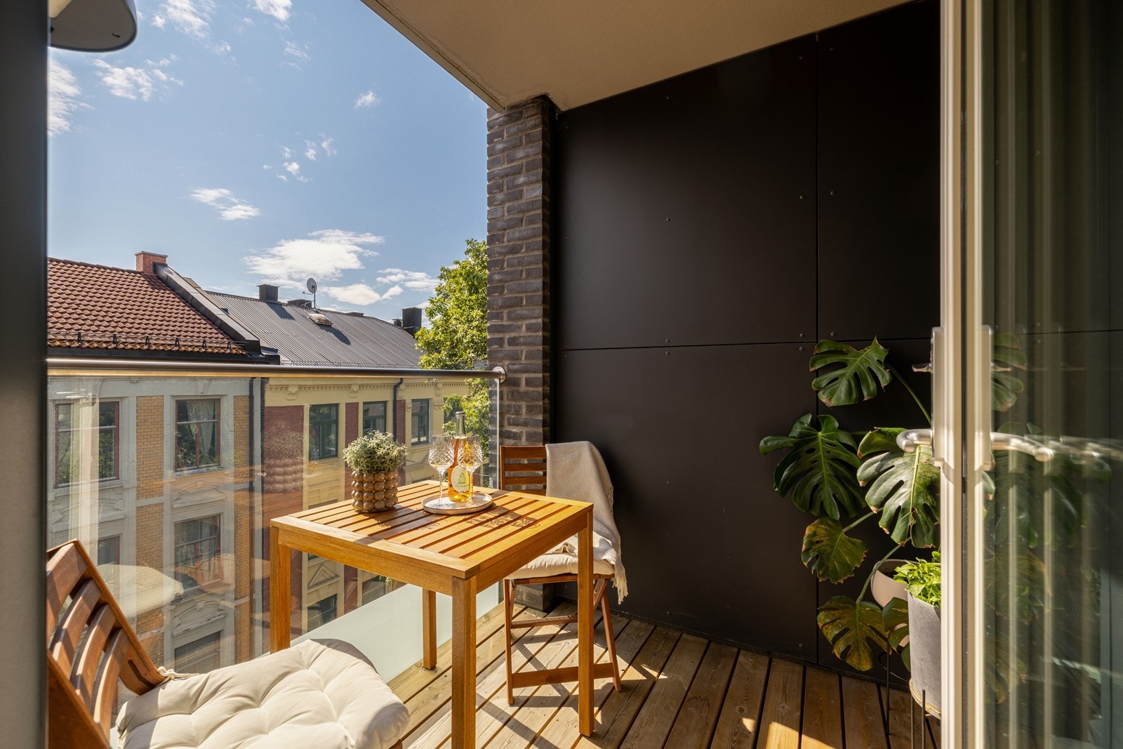 Sydvendt balkong på ca. 4 m² med direkte sol omtrent fra kl. 11 til 18 om sommeren Galleribilde
