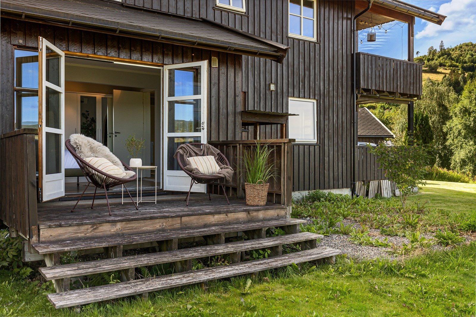 Verandaen utenfor rommet har trapp ned til hagen. Galleribilde