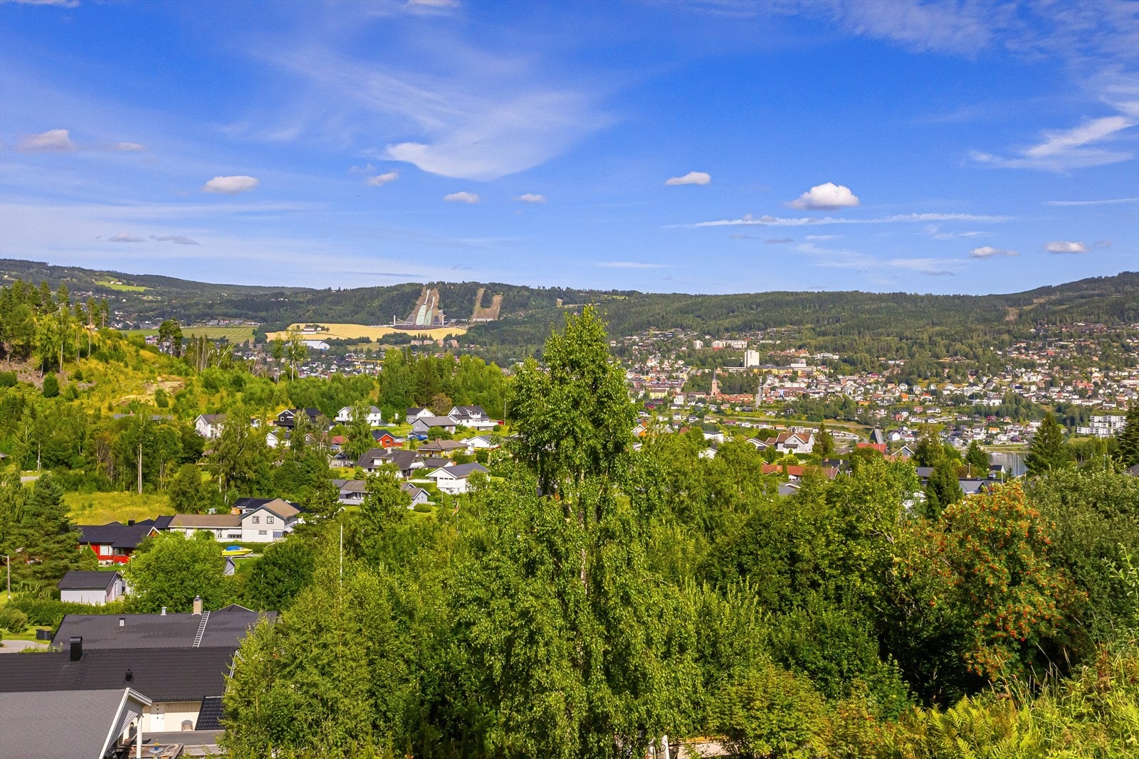 Kort vei til Lillehammer sentrum, med bussholdeplass kun 5 minutter unna. Galleribilde