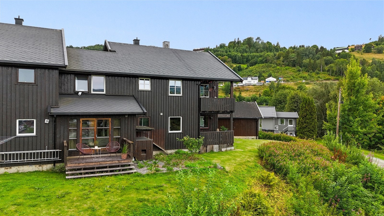 Leiligheten disponerer en halvpart av en dobbelgarasje og to boder i kjeller. Galleribilde