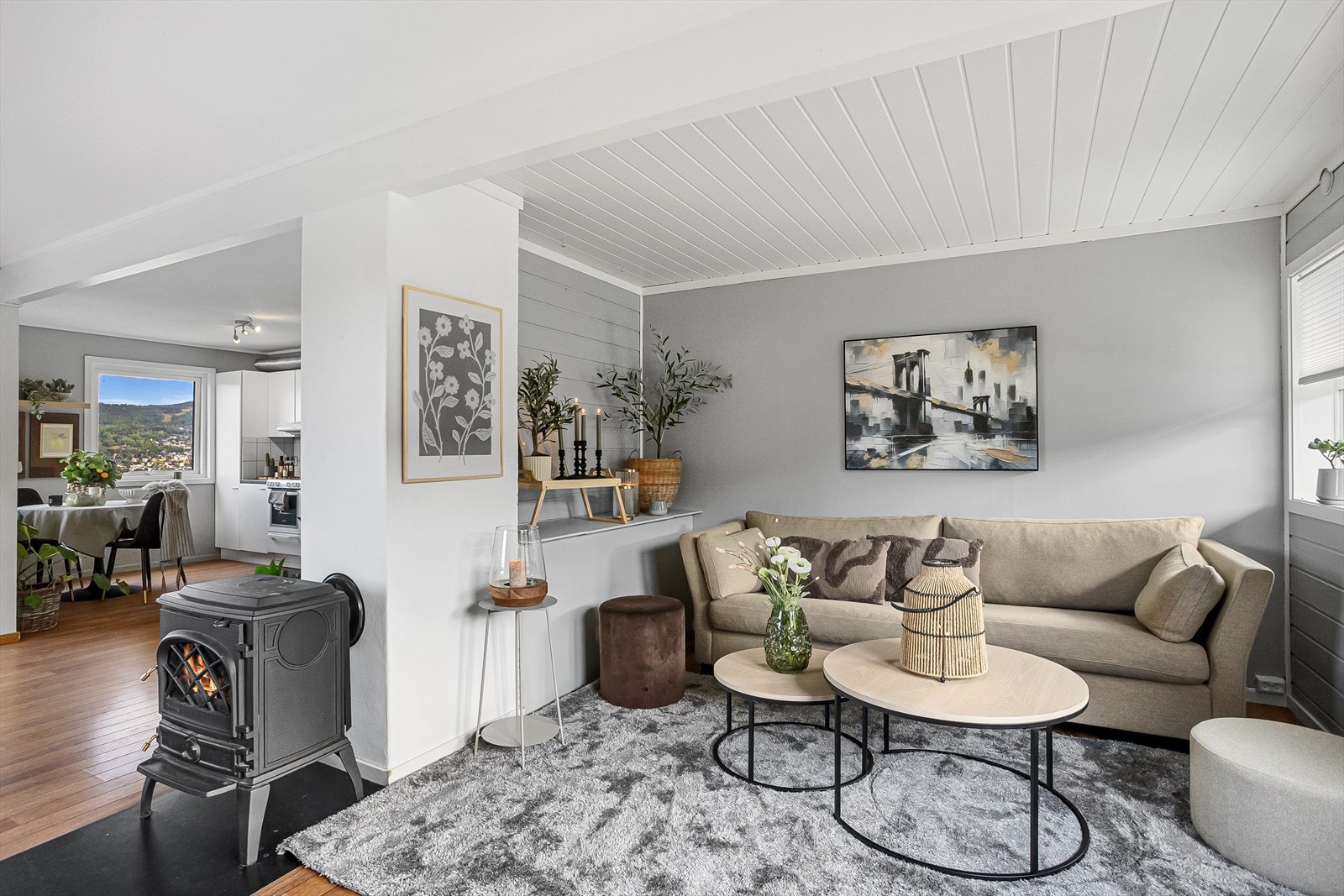 Overflatene består av laminat på gulv og malte panelplater på veggene. Galleribilde