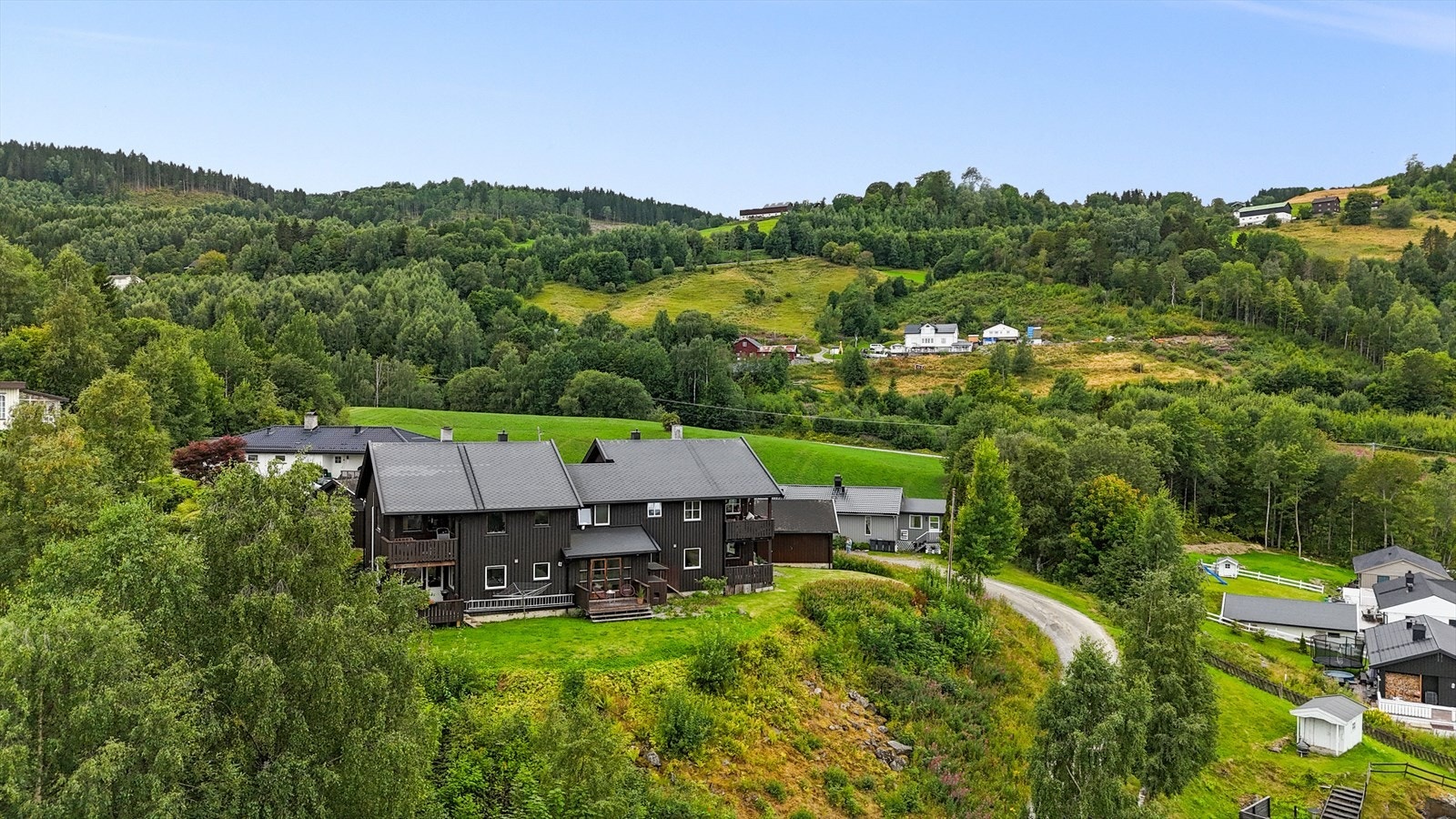 Eiendommen ligger i et rolig og etablert boligområde på Vingnes. Galleribilde