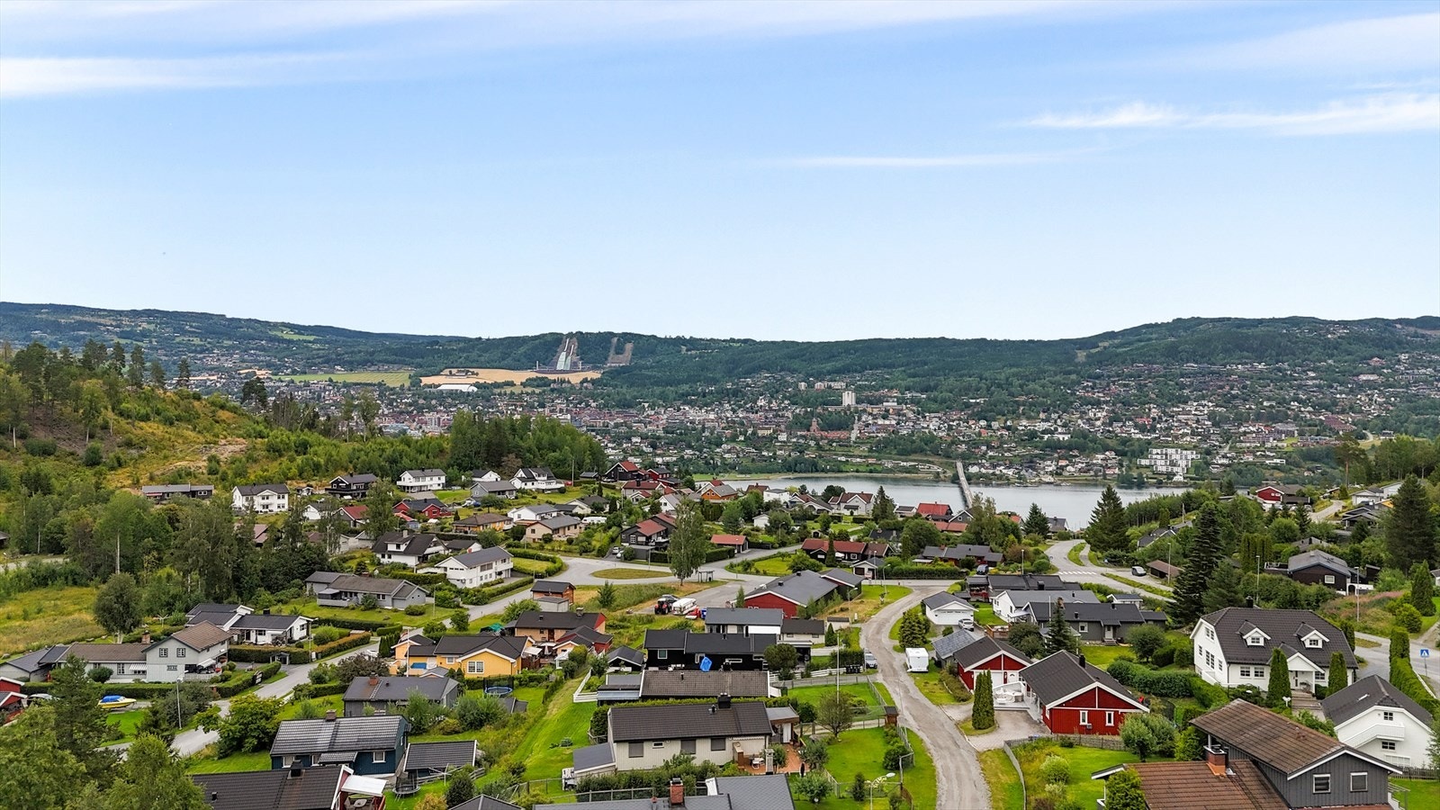 Leilighet i 1. etasje med tre verandaer og direkte adkomst til hagen. Galleribilde