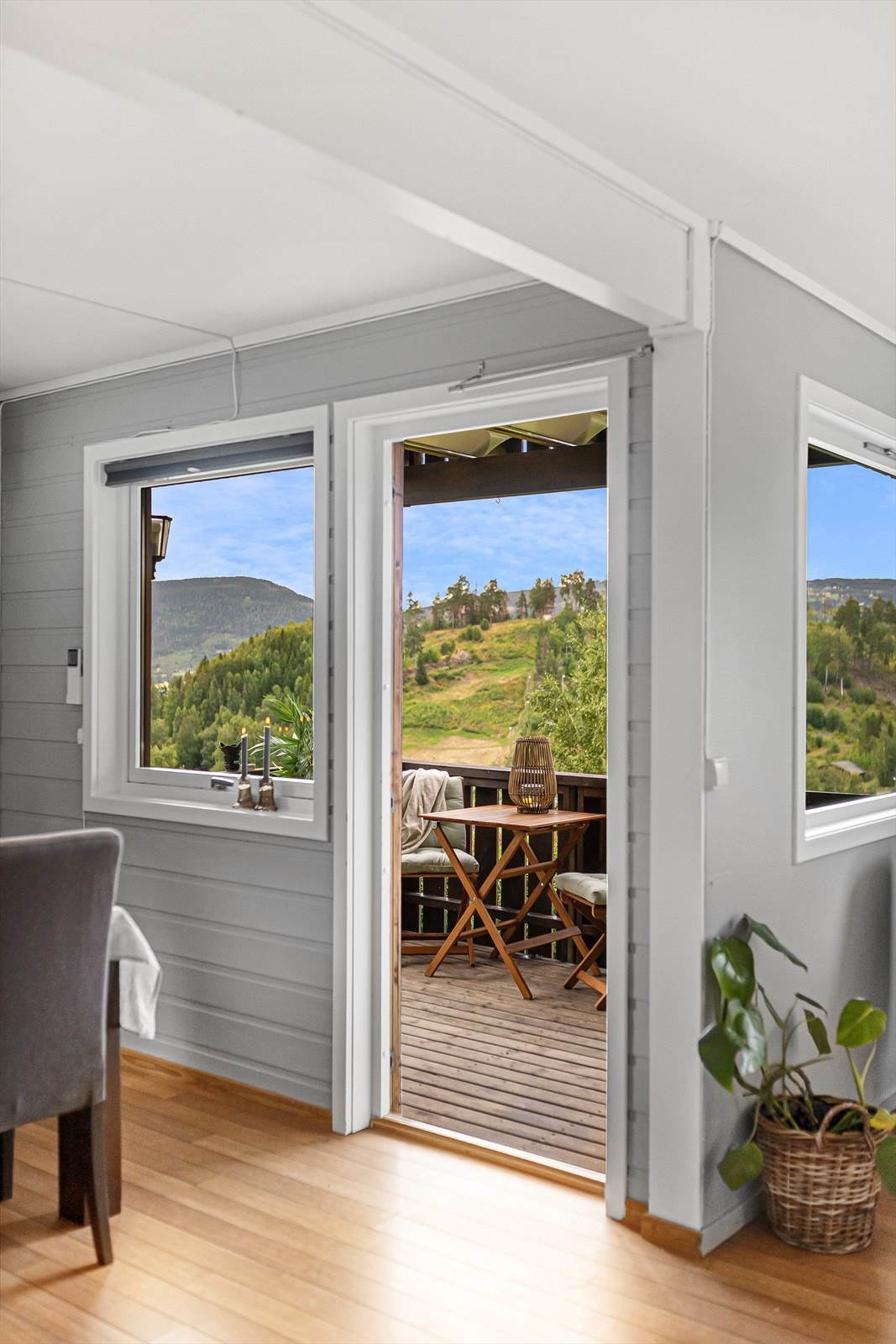 Fra kjøkkenet er det åpen løsning mot spisestuen og utgang til veranda. Galleribilde