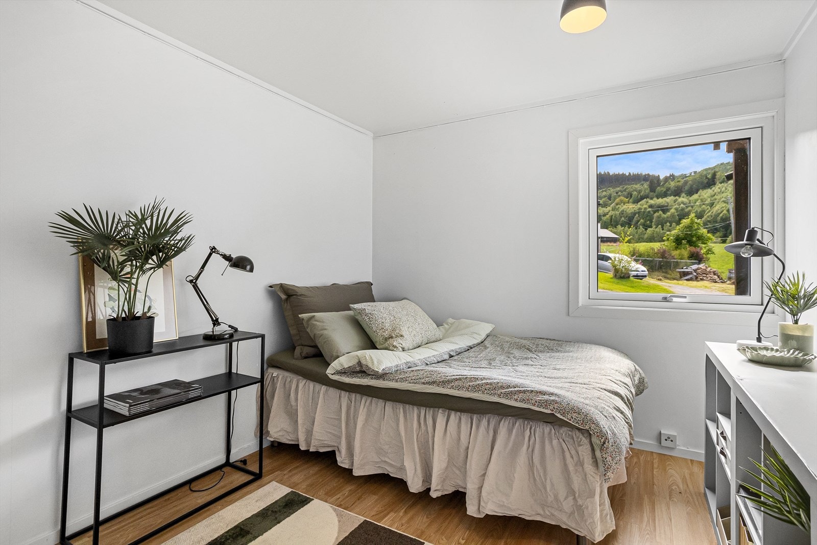 Lyst og pent soverom med plass til dobbeltseng. Galleribilde