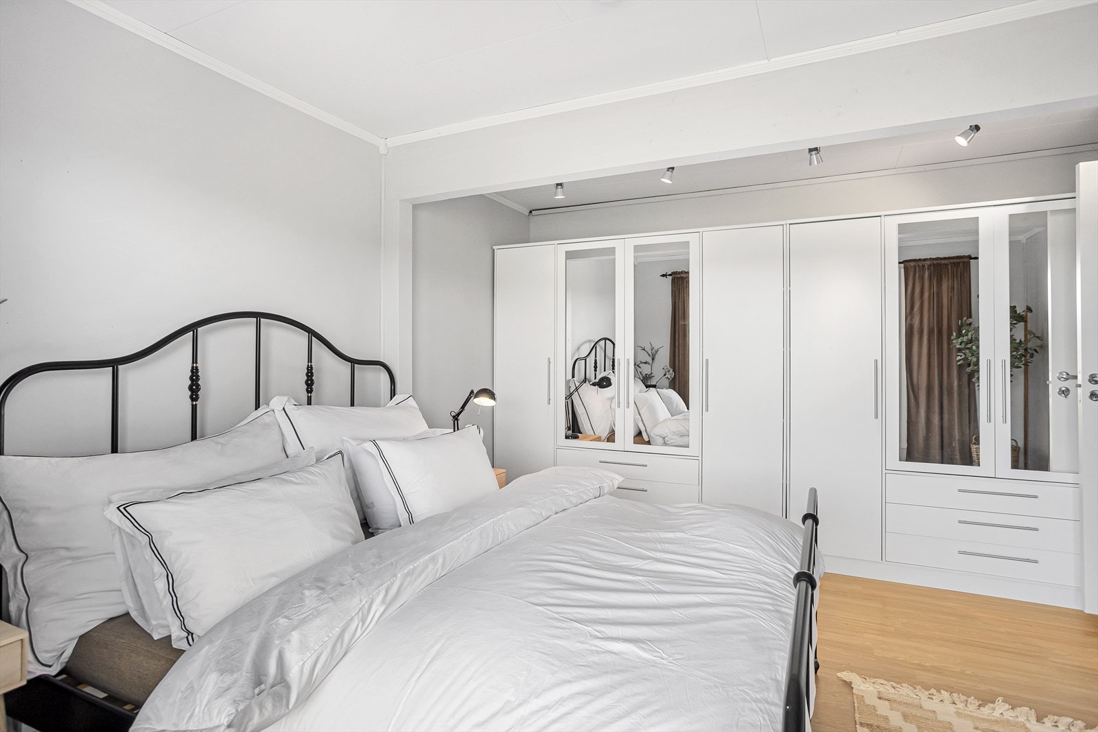 Disponibelt rom som har rikelig med garderobeplass. Galleribilde