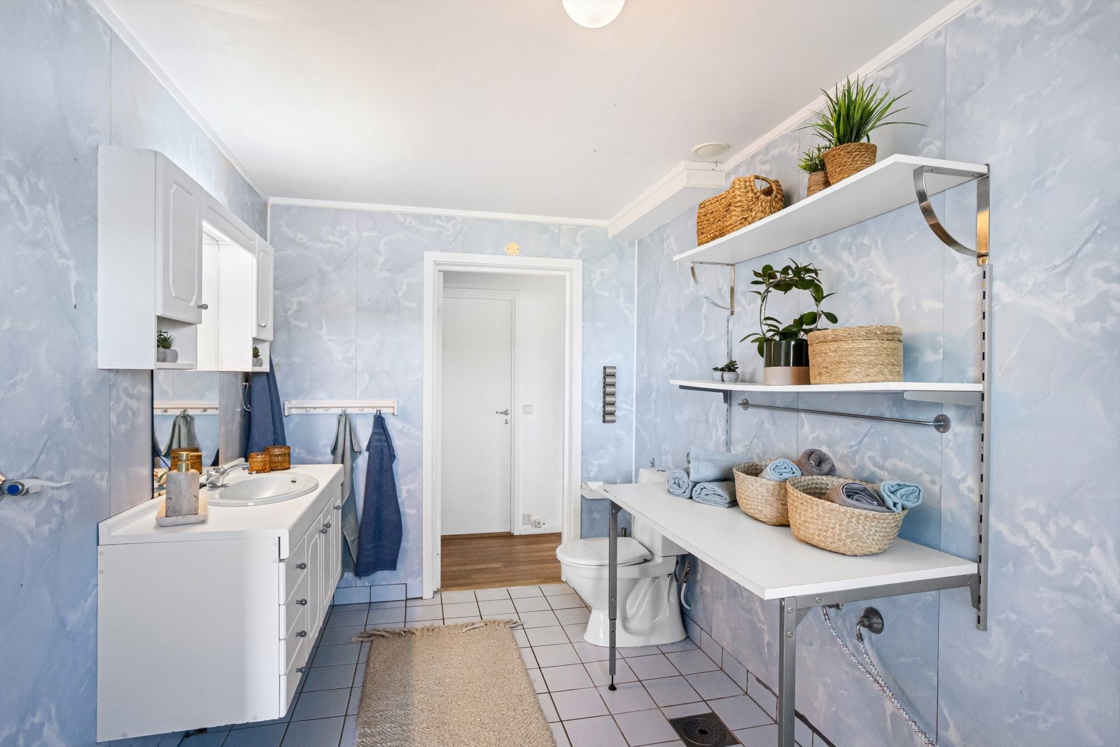 Badet er utstyrt med dusjkabinett, toalett og opplegg for vaskemaskin. Galleribilde
