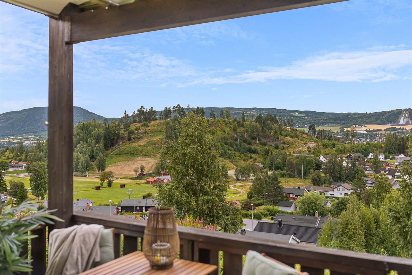 Utsikt over Vingnes og Lillehammer fra en av verandaene. Galleribilde