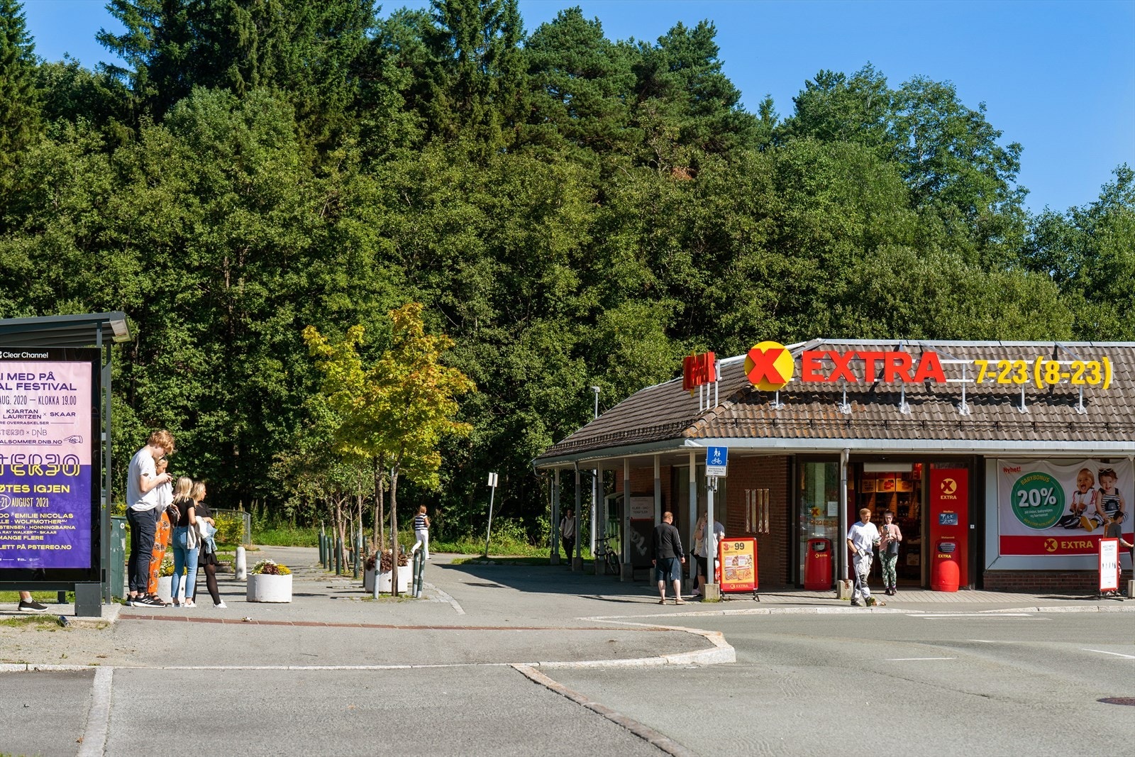 Flatåsen senter ligger en kort rusletur ifra boligen og byr på det du trenger i hverdagen. Her er det flere dagligvarebutikker, frisør, resturant, solstudio m.m. Galleribilde