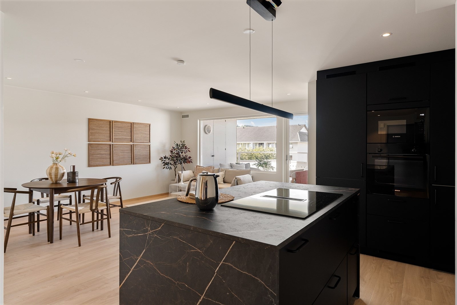 Kjøkkenet er utstyrt med integrerte hvitevarer fra Bosh og Electrolux. Her får man et komplett kjøkken med ovn, platetopp med integrert vifte, mikroovn, kombi kjøl/fryseskap og oppvaskmaskin. Galleribilde