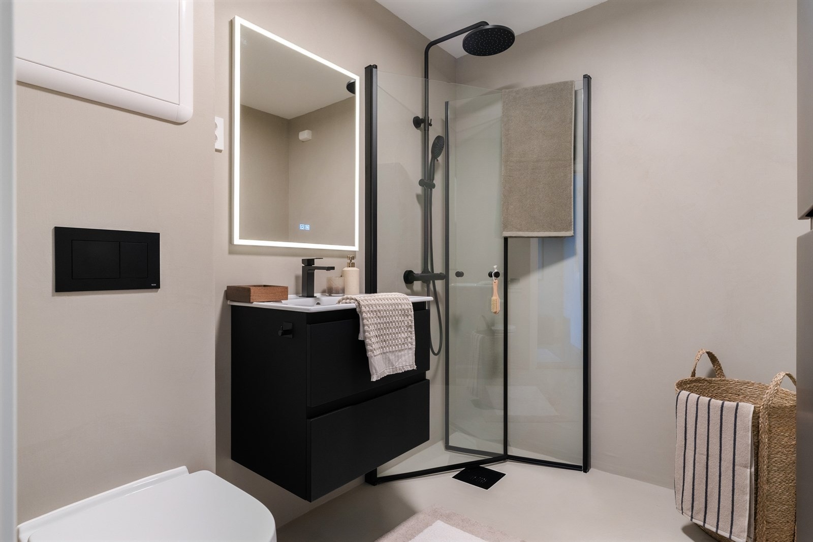 Badet har en utrolig fin utførelse med mikrosement på baderomsgulv og vegger. Legg merke til speilet med smartbelysning og oppvarming integrert. Galleribilde