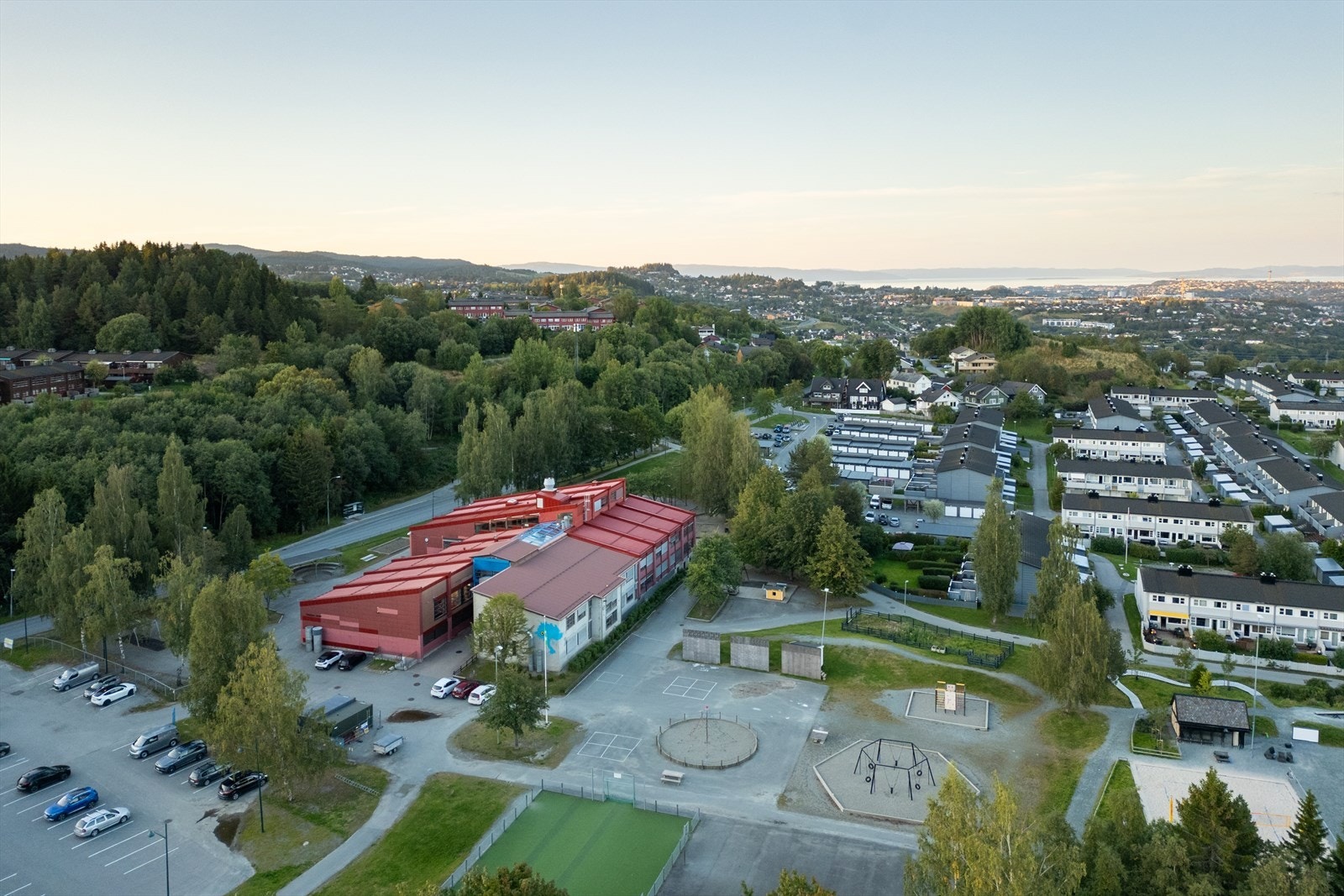 Fra leiligheten er det kort og trygg skolevei for barna til Flatåsen skole (1.-10. trinn). Skolen har tilknyttet SFO-ordning. Galleribilde