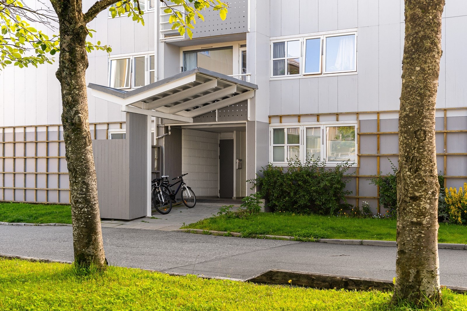 Enten du parkerer bilen på sin faste plass, eller hopper av bussen som stopper like oppe i gata, så er det kort vei til leiligheten. Galleribilde