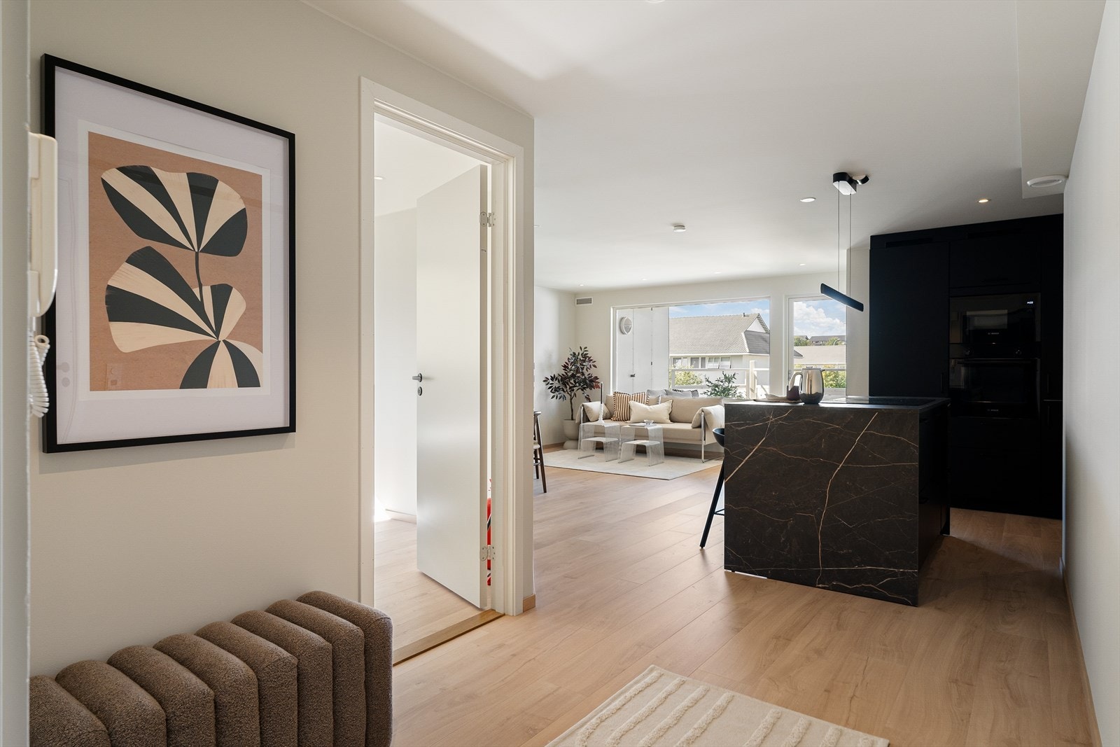 Velkommen inn! Etter å ha tatt trappen opp til fjerde etasje blir man møtt av en lys og romslig entré. Her kan man enkelt sette inn et garderobeskap om ønskelig. Galleribilde