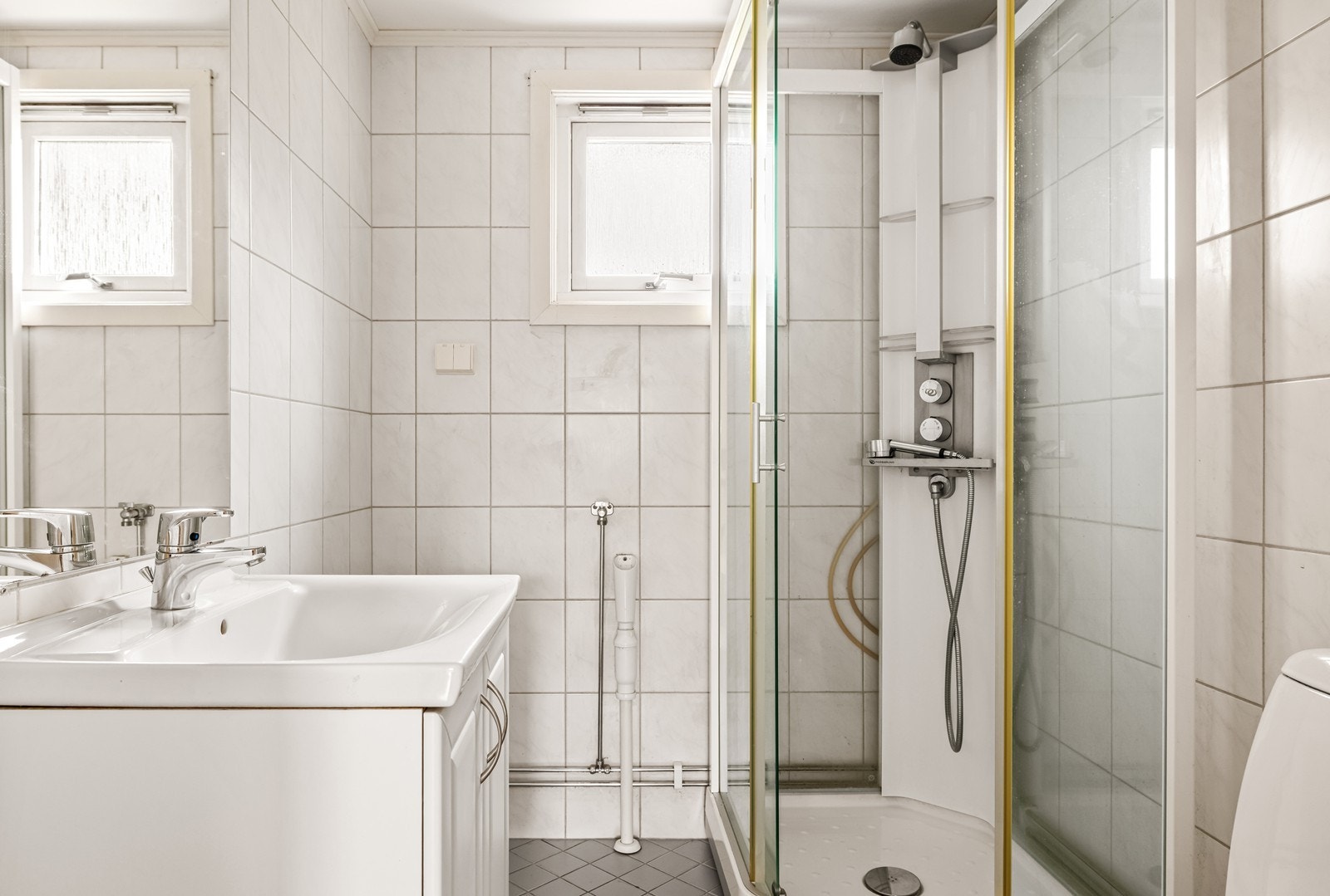 Badet er praktisk innredet med servant m/underskap, wc, dusjkabinett og opplegg for vaskemaskin. Galleribilde