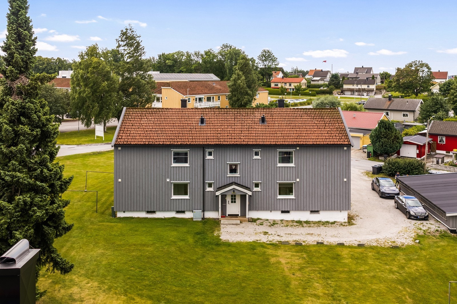 Eiendommen ligger i et etablert og barnevennlig område med kort vei til skoler og barnehager. Galleribilde