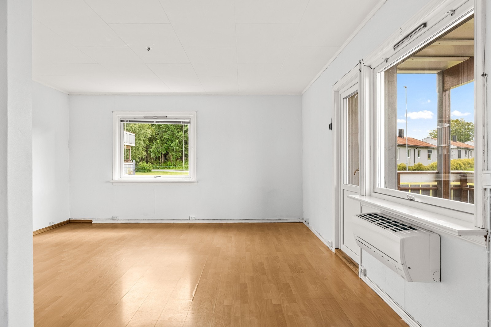 Effektiv oppvarming med varmepumpe installert i stuen. Galleribilde