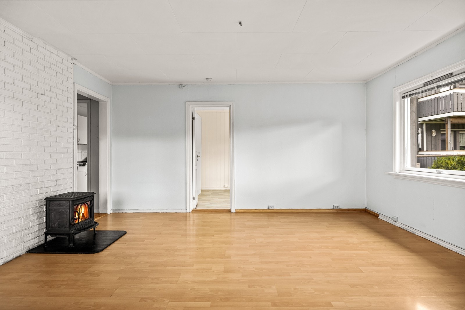 Gjennomgående laminat på gulv i stuen og på ett av soverommene. Galleribilde