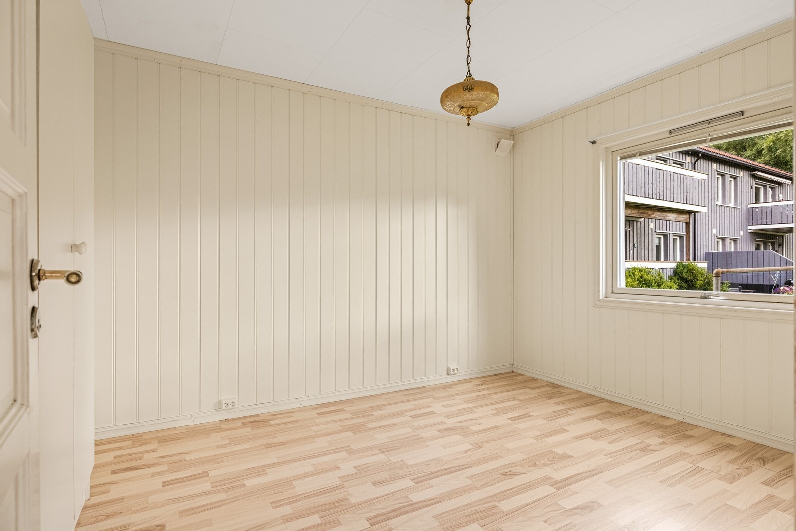 Leiligheten har to soverom. Det ene rommet har trepanel på veggene og laminat på gulvet. Galleribilde