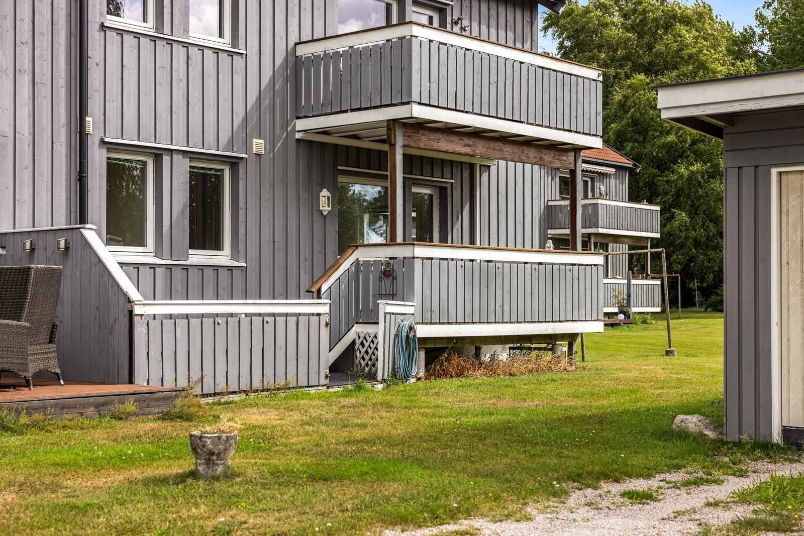 Fra stuen er det utgang til verandaen og uteområdet, via en vedlikeholdsvennlig balkongdør i PVC. Galleribilde