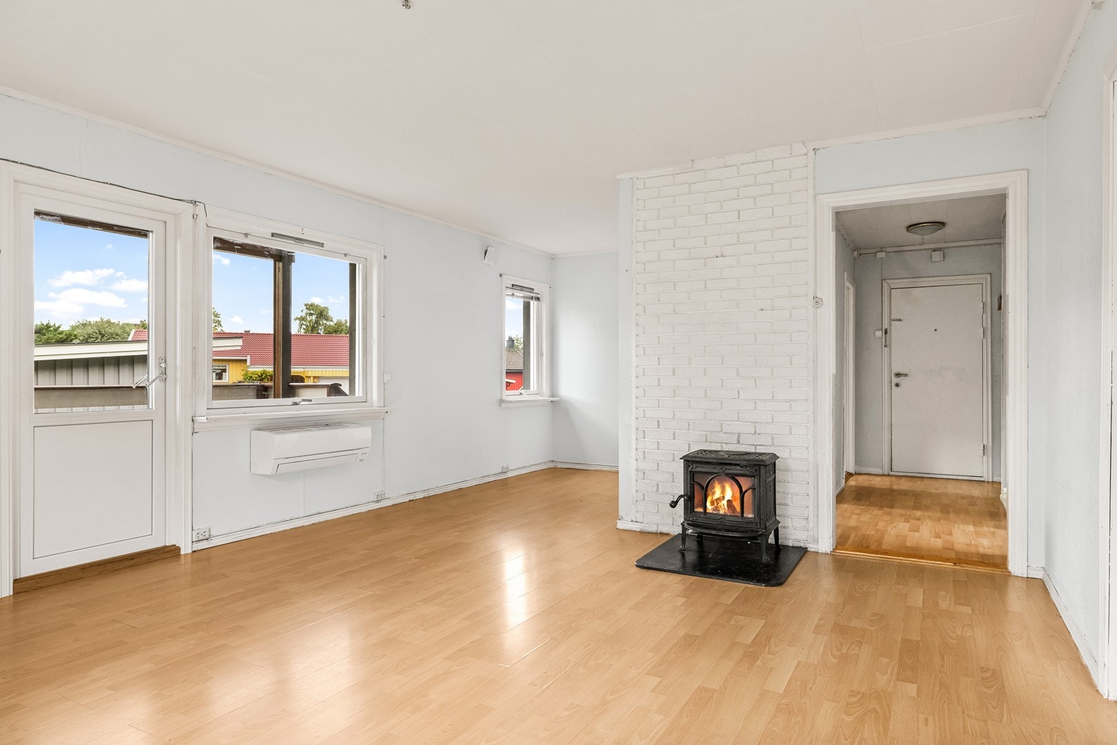 Stuen har plass til både sofagruppe og spisebord, og har utgang til verandaen. Galleribilde