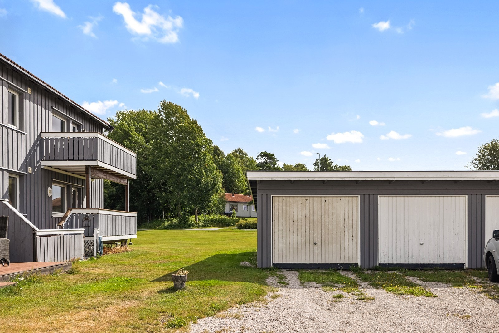 Borettslaget har felles biloppstillingsplasser og noen garasjer. Galleribilde