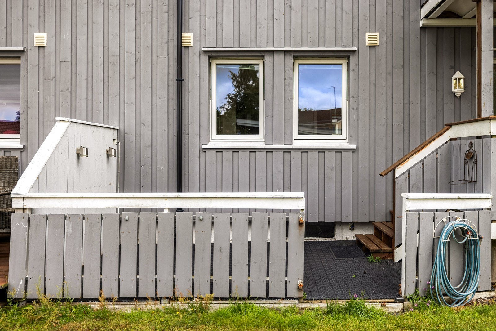 Verandaen har god plass til en sittegruppe for fine dager. Galleribilde