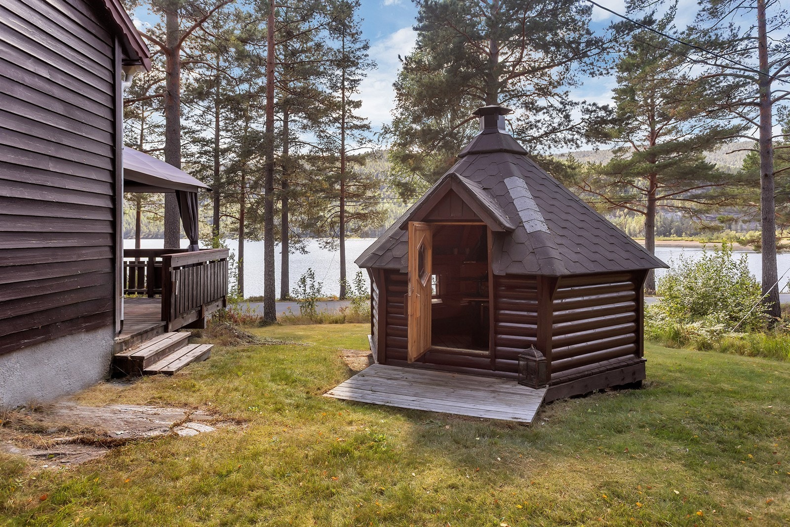 Boligen har to frittstående anneks - her anneks som er innredet som grillbu (ikke omsøkt/ikke godkjent for varig opphold) Galleribilde