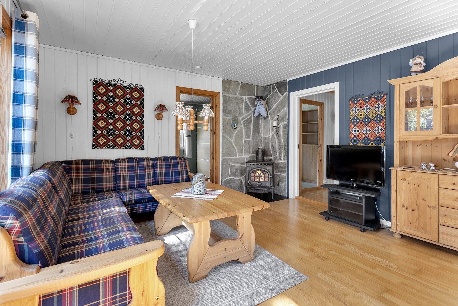 I stua er det vedovn som gir god varme på de kalde dagene Galleribilde